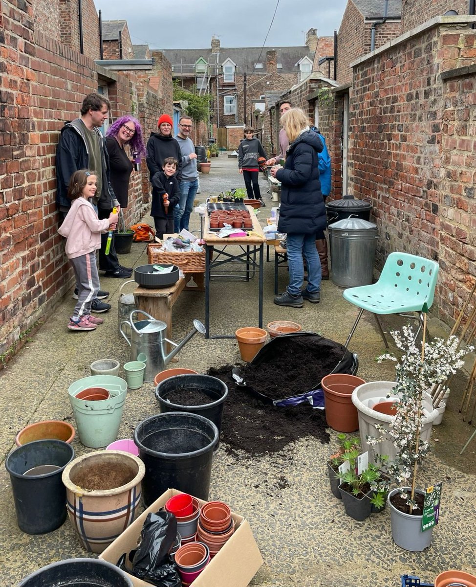 SpiceLearning's tweet photo. Fun time with Nunmill and Scott St's neighbours during our Spring Plant Out event today. Massive thank you to #Pextons on #BishyRd for their support with our shiny new kit.
#PimpOurGinnel #UrbanGreenSpaces
🪴🌻🪴🌻🪴 https://t.co/wFunZDiiKZ