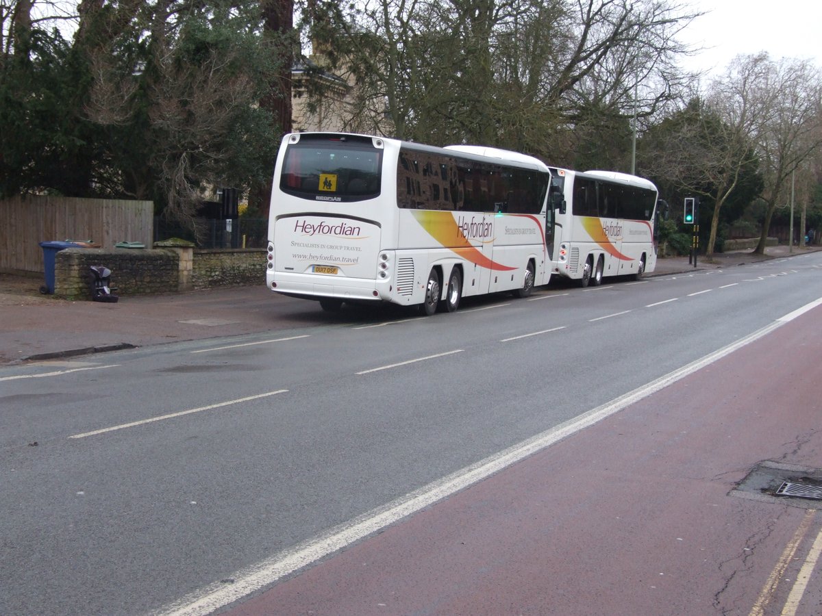 The Forum is very concerned to keep seeing dangerous parking of coaches in the cycle lanes on Banbury Road outside <a href="/doverbroecks/">d'Overbroeck's</a> <a href="/katherinesmiles/">Katherine S Miles 🔶</a> <a href="/LaurFou1/">Cllr Laurence Fouweather 🔶</a> <a href="/AndrewGant3/">Andrew Gant</a> <a href="/cycloxoxford/">Cyclox</a>