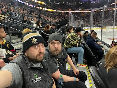 Another fun photo from that time my bro @AstroBrandon took me to my very first @NHL game for my birthday, ur @GoldenKnights go!!!
#Hockey #NHL #ILoveHockey #HockeyRocks 🤘💚🤘🏒🏒🏒🥅💯