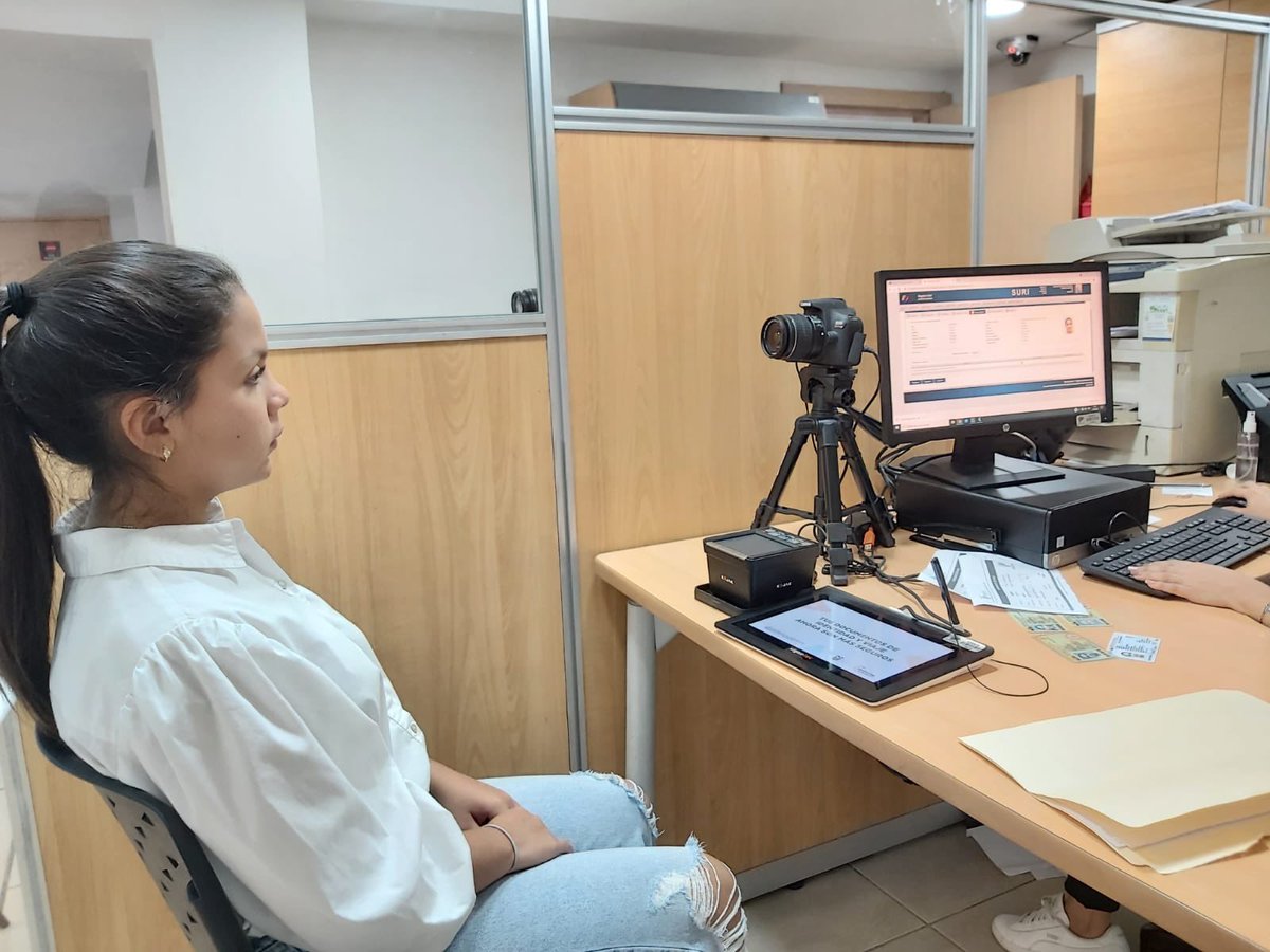 RCivil_Zona7's tweet photo. EL ORO | Fernanda Quiroz obtuvo su pasaporte en @RegistroCivilec agencia Machala,
cuyo turno agendado era el 29 de marzo de 2023.

👩‍💻 Nos encontramos atendiendo en 35 agencias dispuestas para la atención, desde las 08:00 hasta las 17:00.

#RegistroCivilContigo https://t.co/geAb34baUa