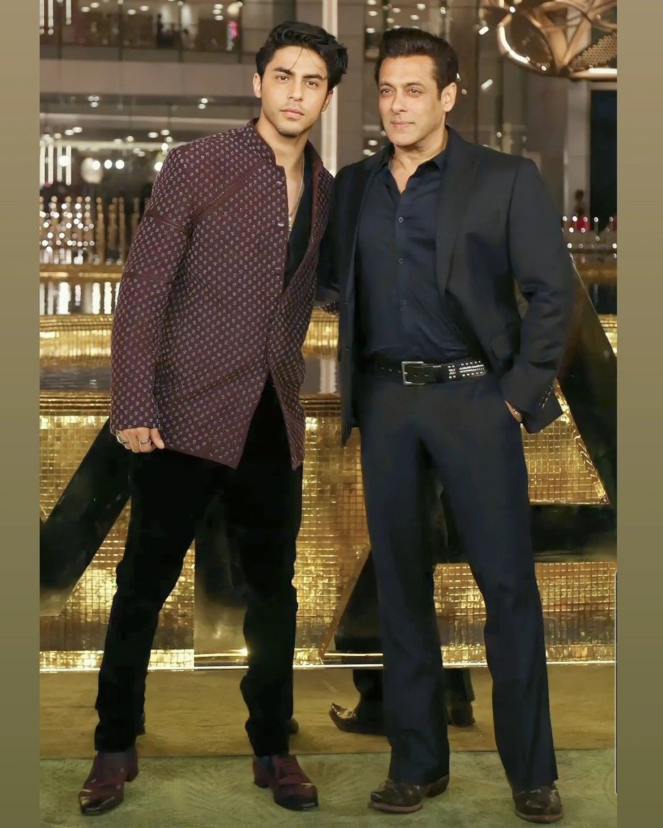 Freak4Salman's tweet photo. still can't get over how handsome and young #SalmanKhan was looking yesterday night. Undoubtedly the most handsome actor India has ever seen.💯 https://t.co/vbnpErzwAK