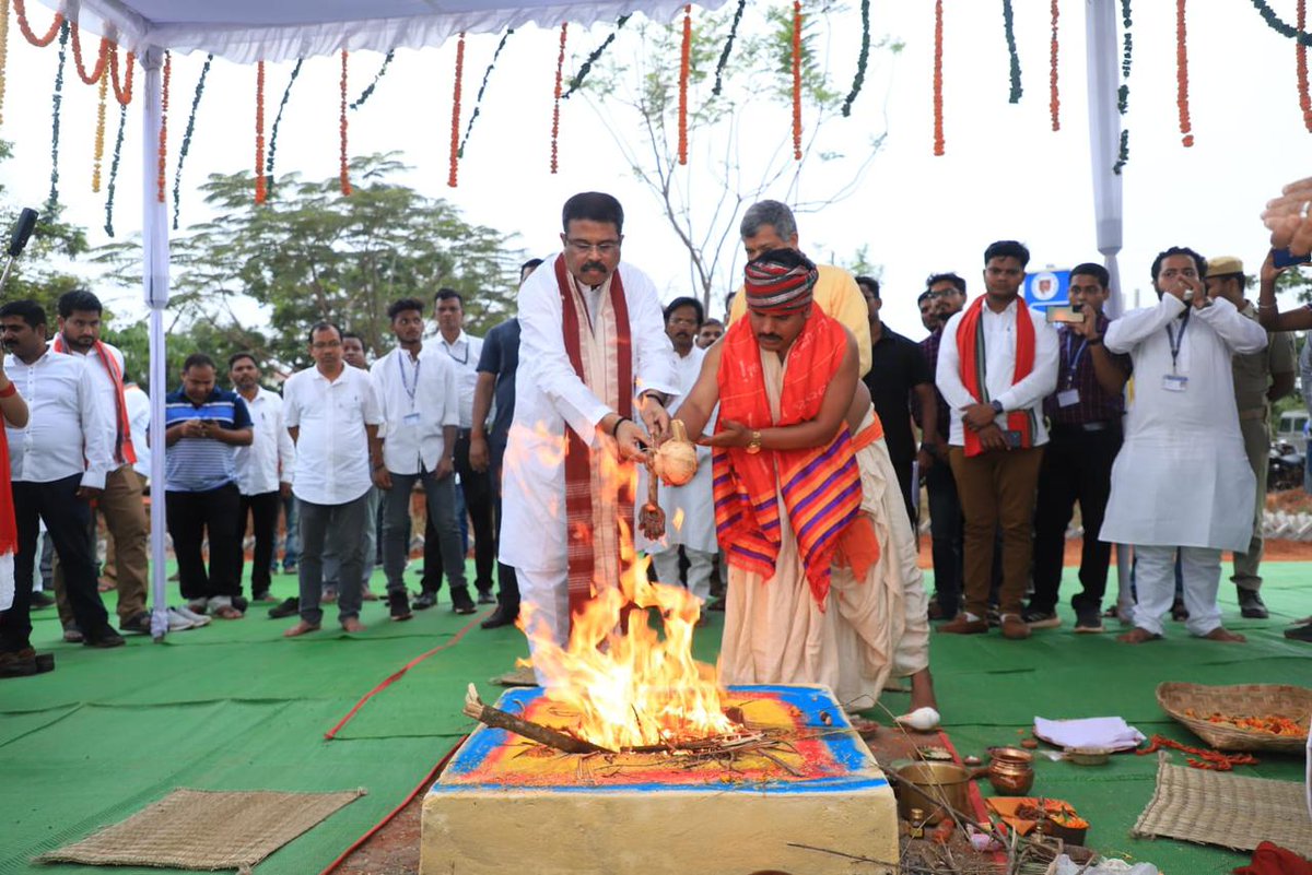 dpradhanbjp's tweet photo. ‘ଉତ୍କଳ ଦିବସ’ର ମହାନ ଅବସରରେ କୋରାପୁଟ ଜିଲ୍ଲା ସ୍ଥିତ ଓଡ଼ିଶା କେନ୍ଦ୍ରୀୟ ବିଶ୍ୱବିଦ୍ୟାଳୟର ନୂତନ ଷ୍ଟାଡ଼ିୟମ ପାଇଁ ଭୂମିପୂଜନ କରିବା ସହ ପ୍ରାଧ୍ୟାପକଙ୍କ ପାଇଁ ଓ୍ୱାର୍କ ଷ୍ଟେସନ ଓ ଡିଜିଟାଲ ଭାଷା ଲ୍ୟାବର ଉଦଘାଟନ କରି ମୁଁ ଆନନ୍ଦିତ । https://t.co/EaizqKbcjQ