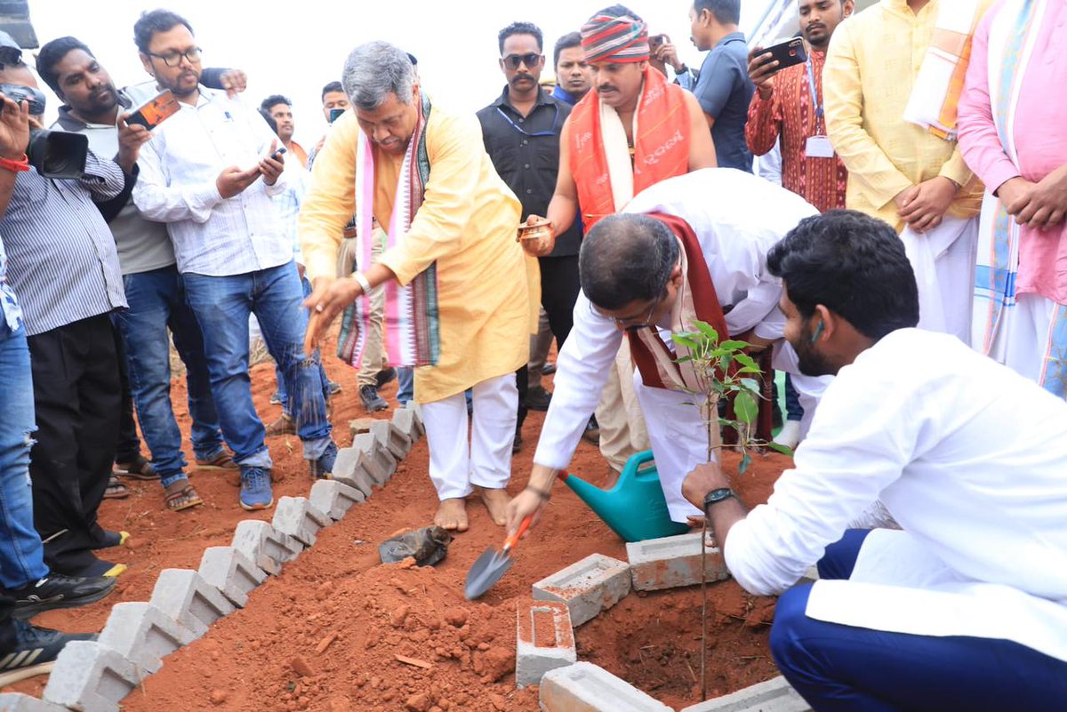 dpradhanbjp's tweet photo. ‘ଉତ୍କଳ ଦିବସ’ର ମହାନ ଅବସରରେ କୋରାପୁଟ ଜିଲ୍ଲା ସ୍ଥିତ ଓଡ଼ିଶା କେନ୍ଦ୍ରୀୟ ବିଶ୍ୱବିଦ୍ୟାଳୟର ନୂତନ ଷ୍ଟାଡ଼ିୟମ ପାଇଁ ଭୂମିପୂଜନ କରିବା ସହ ପ୍ରାଧ୍ୟାପକଙ୍କ ପାଇଁ ଓ୍ୱାର୍କ ଷ୍ଟେସନ ଓ ଡିଜିଟାଲ ଭାଷା ଲ୍ୟାବର ଉଦଘାଟନ କରି ମୁଁ ଆନନ୍ଦିତ । https://t.co/EaizqKbcjQ