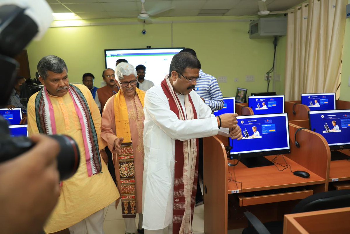 dpradhanbjp's tweet photo. ମହିମା ଗୋସାଇଁଙ୍କ ବିଚାରକୁ ପ୍ରଚାର ପ୍ରସାର କରିବା ଓ ଭୀମ ଭୋଇଙ୍କ ବୌଦ୍ଧିକ ପକ୍ଷକୁ ସମାଜ ସାମ୍ନାରେ ଉପସ୍ଥାପିତ କରିବା ପାଇଁ ଦିଲ୍ଲୀ ବିଶ୍ୱବିଦ୍ୟାଳୟ ଏବଂ ଛତିଶଗଡ଼ ବିଳାସପୁର ସ୍ଥିତ ଗୁରୁ ଘାସିଦାସ ବିଶ୍ୱବିଦ୍ୟାଳୟ ପରେ ଆଜି ଉତ୍କଳ ଦିବସରେ ଓଡ଼ିଶା କେନ୍ଦ୍ରୀୟ ବିଶ୍ୱବିଦ୍ୟାଳୟରେ ଏହି ଚେୟାର ଖୋଲାଯିବା ଖୁସିର ବିଷୟ । https://t.co/u2itrjbjij