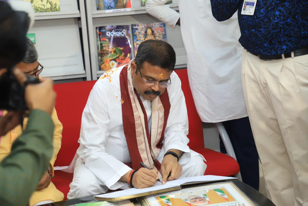 dpradhanbjp's tweet photo. ମହିମା ଗୋସାଇଁଙ୍କ ବିଚାରକୁ ପ୍ରଚାର ପ୍ରସାର କରିବା ଓ ଭୀମ ଭୋଇଙ୍କ ବୌଦ୍ଧିକ ପକ୍ଷକୁ ସମାଜ ସାମ୍ନାରେ ଉପସ୍ଥାପିତ କରିବା ପାଇଁ ଦିଲ୍ଲୀ ବିଶ୍ୱବିଦ୍ୟାଳୟ ଏବଂ ଛତିଶଗଡ଼ ବିଳାସପୁର ସ୍ଥିତ ଗୁରୁ ଘାସିଦାସ ବିଶ୍ୱବିଦ୍ୟାଳୟ ପରେ ଆଜି ଉତ୍କଳ ଦିବସରେ ଓଡ଼ିଶା କେନ୍ଦ୍ରୀୟ ବିଶ୍ୱବିଦ୍ୟାଳୟରେ ଏହି ଚେୟାର ଖୋଲାଯିବା ଖୁସିର ବିଷୟ । https://t.co/u2itrjbjij