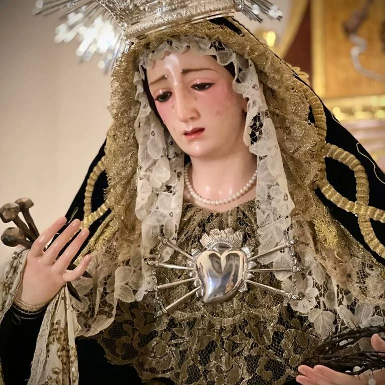 SepulcroSoledad's tweet photo. ⚜️| 𝗩𝗲𝘀𝘁𝗶𝗺𝗲𝗻𝘁𝗮 𝗦𝗲𝗺𝗮𝗻𝗮 𝗦𝗮𝗻𝘁𝗮 𝟮𝟬𝟮𝟯 |

La Virgen de la Soledad de Dalías, ya se encuentra entronizada en su paso, vestida por su vestidor D.Álvaro Abril Vela, para su salida procesional del próximo Viernes Santo.

#SoledadDalias #vestimenta #SemanaSanta2023 https://t.co/0N14b48DZX