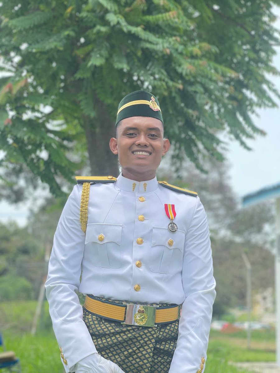 _muhdalief19's tweet photo. Orang kata "untungla dpt masuk askar"
Apanya yg untung ? 
Tak dapat jumpa family berbulan2 , bahkan bertahun2
Tak dapat menatap wajah ibu ayah hari² 
Tak dapat balik kampung time raya . Itu yg dikatakan untung? https://t.co/DFBENKA1ot