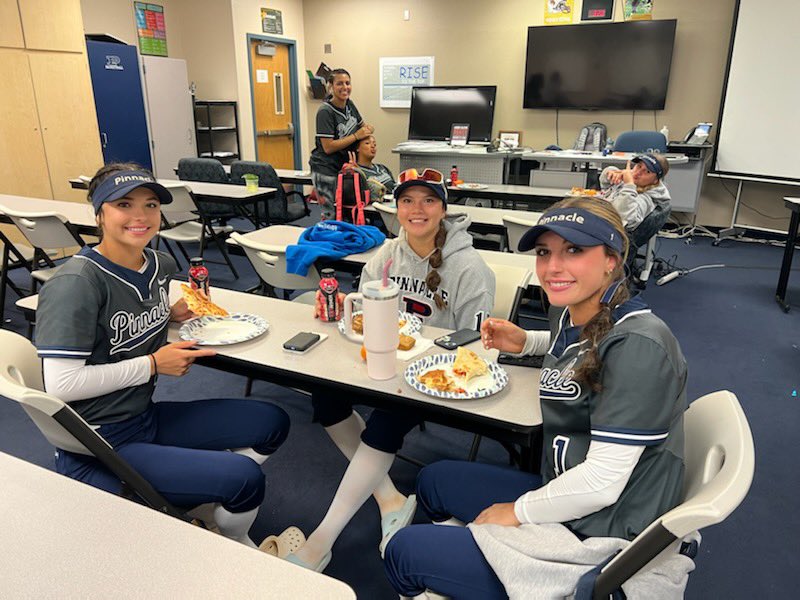 PinnacleSB's tweet image. Thank you to Pinnacle softballs #1 fan Lenny Weschler @LennyWexs for our game day meal on Thursday. 🍕 💙 #uppercrust