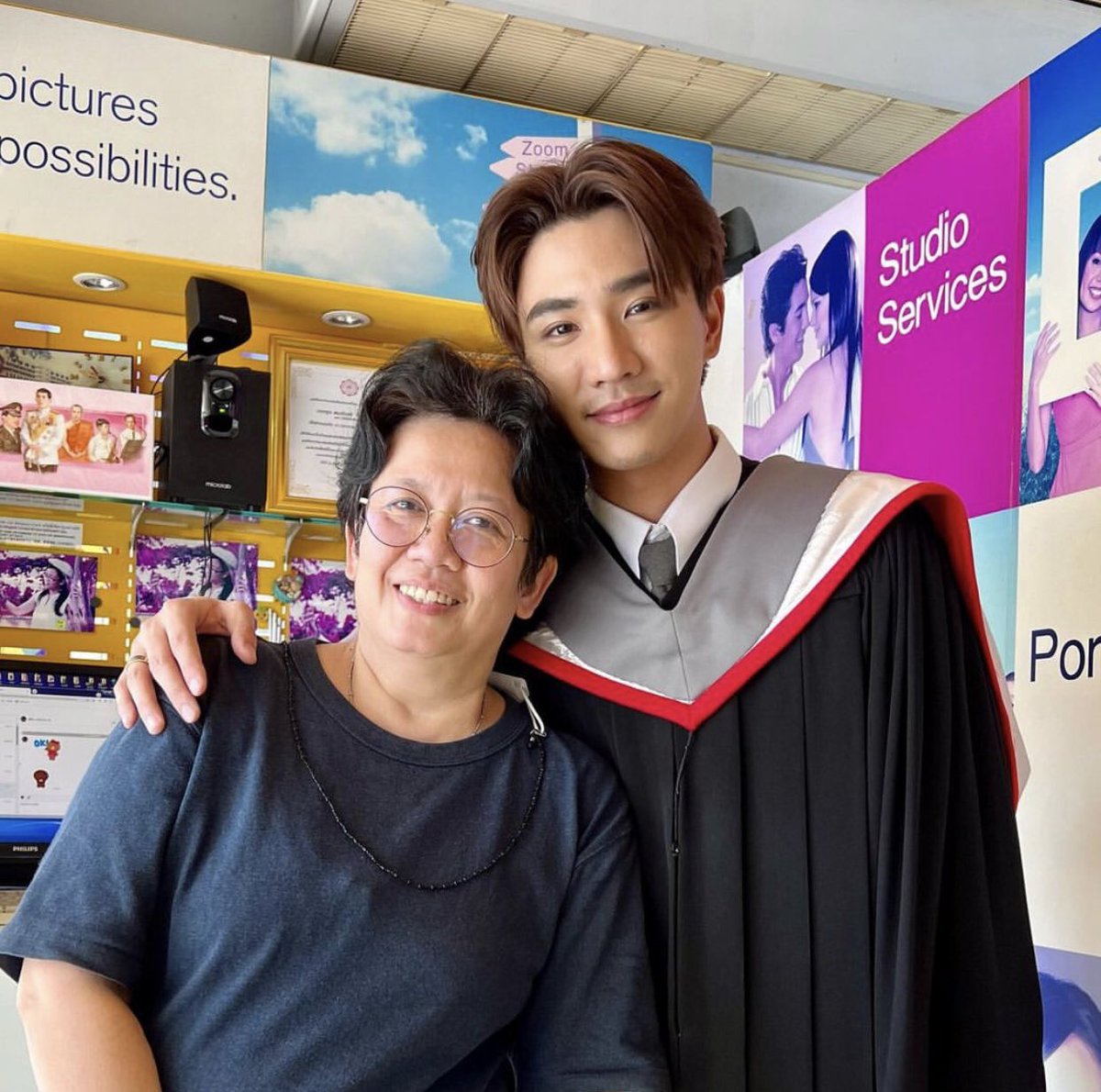 เฝ้ามองการเติบโตของน้องเสมอ เห็นมาตั้งแต่น้องชุดม.ปลาย จนตอนนี้น้องได้สวมชุดครุยแล้ว ดีใจและภูมิใจในตัวเพิร์ธมากๆ เก่งมากๆเลยครับ ฮือ ภูมิใจใจมากจริงๆ คนเก่งของพวกเรา 😭😭 #KDPPE 🖤🌷🤏🏻