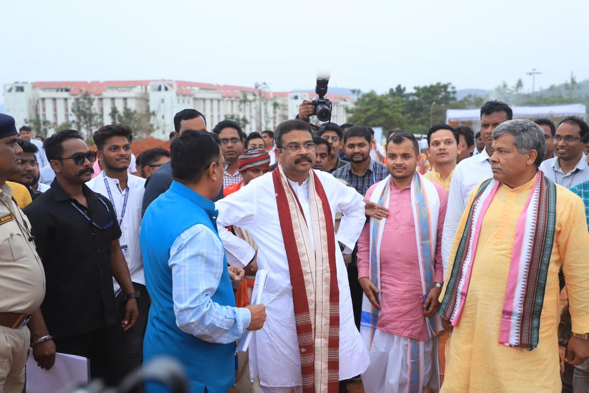 dpradhanbjp's tweet photo. କେନ୍ଦ୍ରୀୟ ବିଶ୍ୱବିଦ୍ୟାଳୟର ବି.ଇଡି ବିଭାଗ ଏବଂ ଓଡ଼ିଆ ବିଭାଗ ମିଳିତ ଭାବେ କୋରାପୁଟରେ କଥିତ ସମସ୍ତ ଜନଜାତି ଭାଷାକୁ ପାଠ୍ୟକ୍ରମ ପ୍ରସ୍ତୁତ କରିବା ପାଇଁ ପରାମର୍ଶ ଦେଲି । ବିଶ୍ୱବିଦ୍ୟାଳୟ ହଜାର ବର୍ଷ ପୂର୍ବରୁ ସମାଜର ପୂରଣ କରିବାର ଦାୟିତ୍ୱ ନେଇଥିଲେ । ଭାଷା ପାଇଁ ମଧ୍ୟ ଆମକୁ ଦାୟିତ୍ୱ ନେବାକୁ ପଡିବ । https://t.co/q9jWjFqJ7F