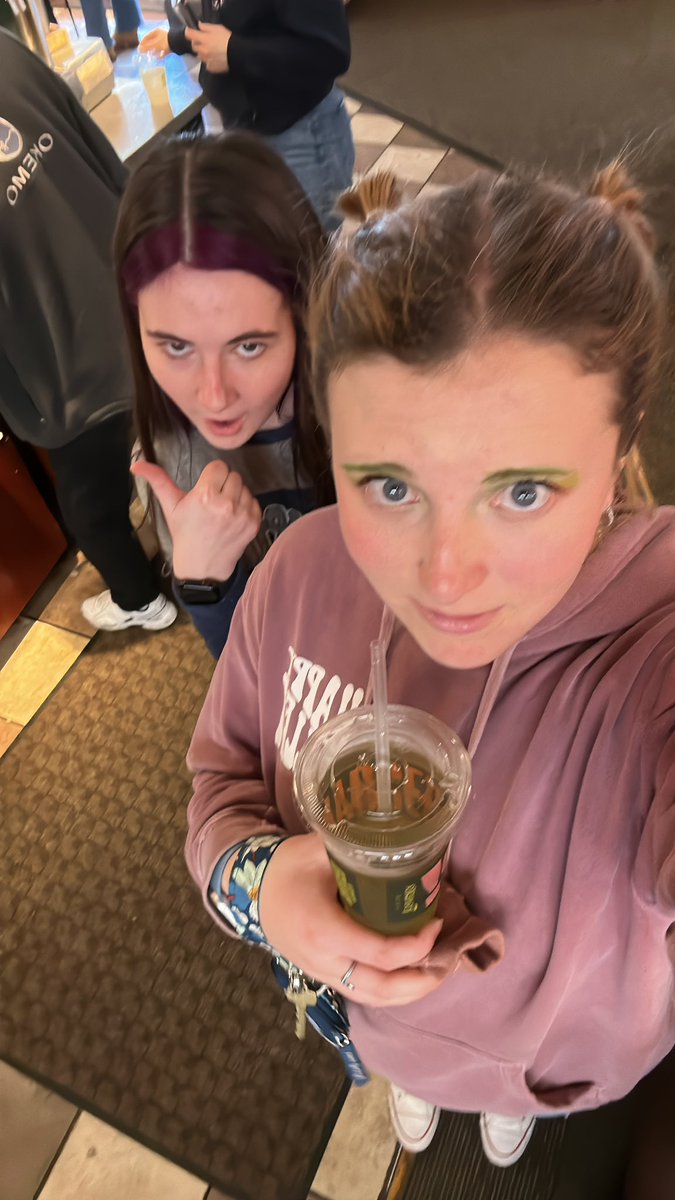 livblumetti's tweet photo. u can’t miss me today my eyebrows r green @thespiss4 https://t.co/tsBiBPi0fx