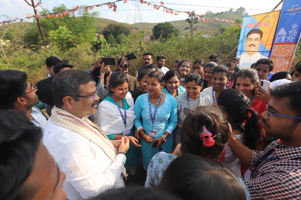 dpradhanbjp's tweet photo. କେନ୍ଦ୍ରୀୟ ବିଶ୍ୱବିଦ୍ୟାଳୟର ବି.ଇଡି ବିଭାଗ ଏବଂ ଓଡ଼ିଆ ବିଭାଗ ମିଳିତ ଭାବେ କୋରାପୁଟରେ କଥିତ ସମସ୍ତ ଜନଜାତି ଭାଷାକୁ ପାଠ୍ୟକ୍ରମ ପ୍ରସ୍ତୁତ କରିବା ପାଇଁ ପରାମର୍ଶ ଦେଲି । ବିଶ୍ୱବିଦ୍ୟାଳୟ ହଜାର ବର୍ଷ ପୂର୍ବରୁ ସମାଜର ପୂରଣ କରିବାର ଦାୟିତ୍ୱ ନେଇଥିଲେ । ଭାଷା ପାଇଁ ମଧ୍ୟ ଆମକୁ ଦାୟିତ୍ୱ ନେବାକୁ ପଡିବ । https://t.co/q9jWjFqJ7F