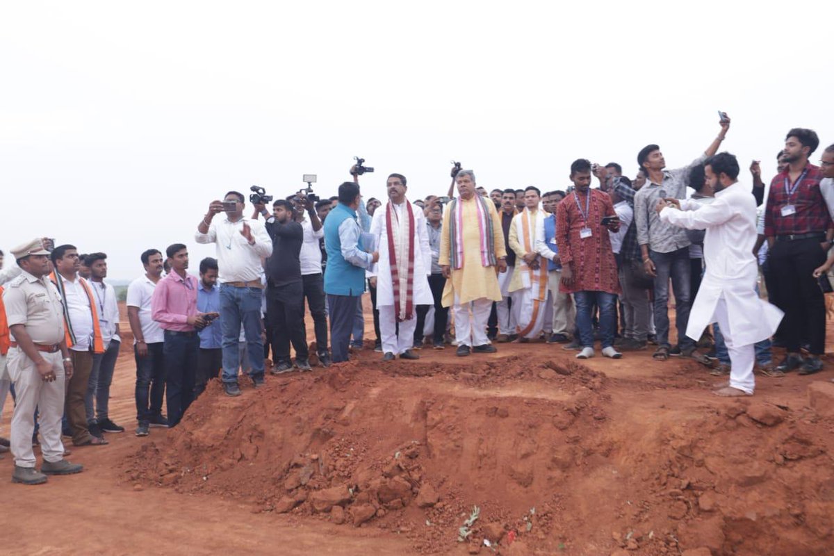 dpradhanbjp's tweet photo. କେନ୍ଦ୍ରୀୟ ବିଶ୍ୱବିଦ୍ୟାଳୟର ବି.ଇଡି ବିଭାଗ ଏବଂ ଓଡ଼ିଆ ବିଭାଗ ମିଳିତ ଭାବେ କୋରାପୁଟରେ କଥିତ ସମସ୍ତ ଜନଜାତି ଭାଷାକୁ ପାଠ୍ୟକ୍ରମ ପ୍ରସ୍ତୁତ କରିବା ପାଇଁ ପରାମର୍ଶ ଦେଲି । ବିଶ୍ୱବିଦ୍ୟାଳୟ ହଜାର ବର୍ଷ ପୂର୍ବରୁ ସମାଜର ପୂରଣ କରିବାର ଦାୟିତ୍ୱ ନେଇଥିଲେ । ଭାଷା ପାଇଁ ମଧ୍ୟ ଆମକୁ ଦାୟିତ୍ୱ ନେବାକୁ ପଡିବ । https://t.co/q9jWjFqJ7F