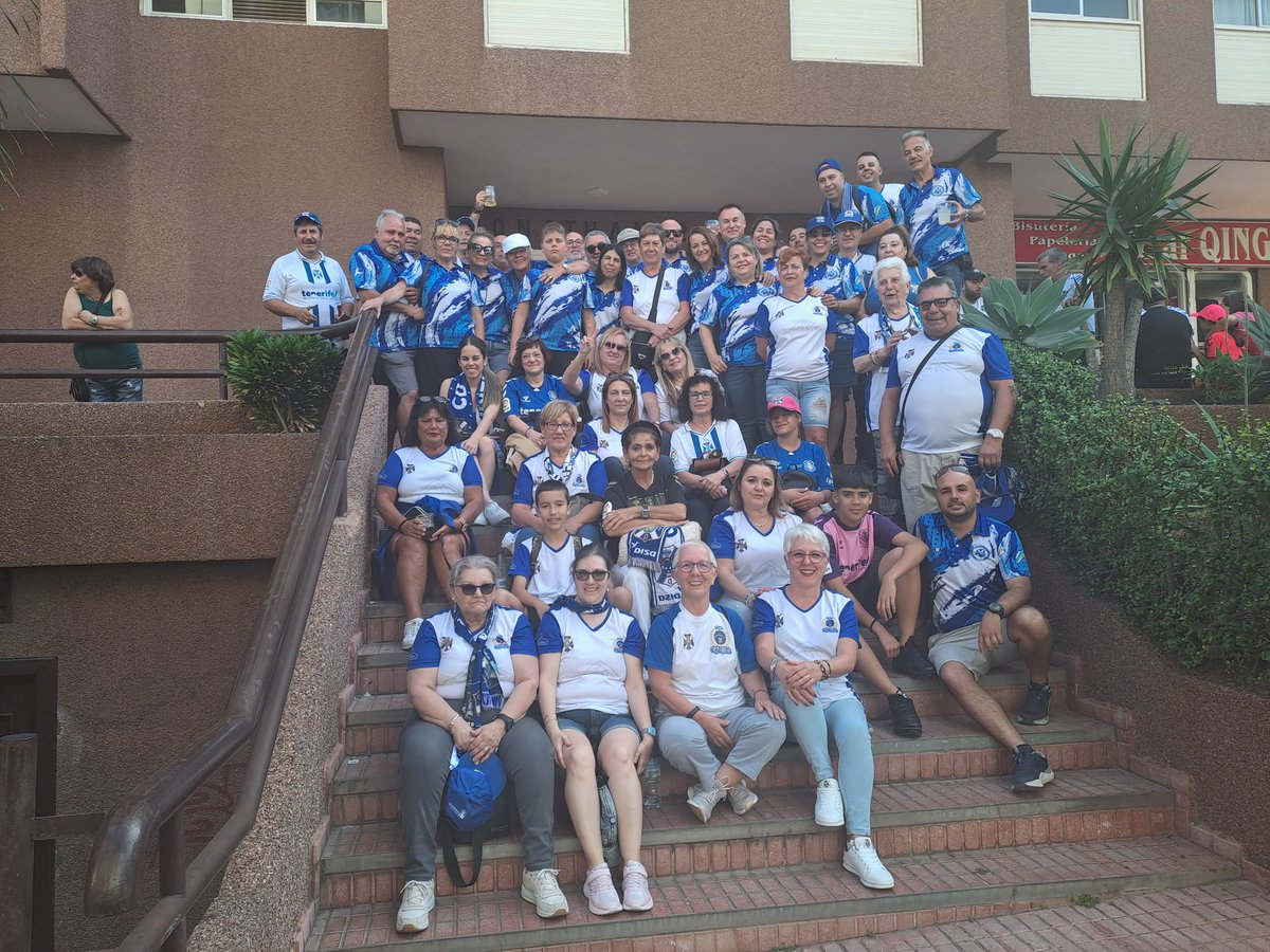 elchicharrocdt's tweet photo. Pasando el previo con los amigos de Peña El Teide. Esto es FÚTBOL con todo su esplendor y amamos compartir estos momentos con peñas hermanas devotas del mismo sentimiento blanquiazul. https://t.co/ZT32fbGJUA