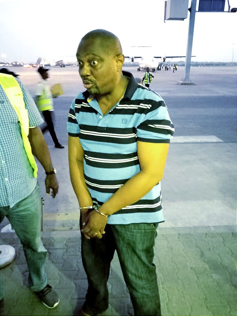 Erickk_brazee's tweet photo. An APC man disguising to be Obident onboard Ibom Air arrested for protesting Tinubu must not be sworn in.

Massively Retweeet for them to know we are aware he is a paid APC supporter https://t.co/3xlXa5A2uS
