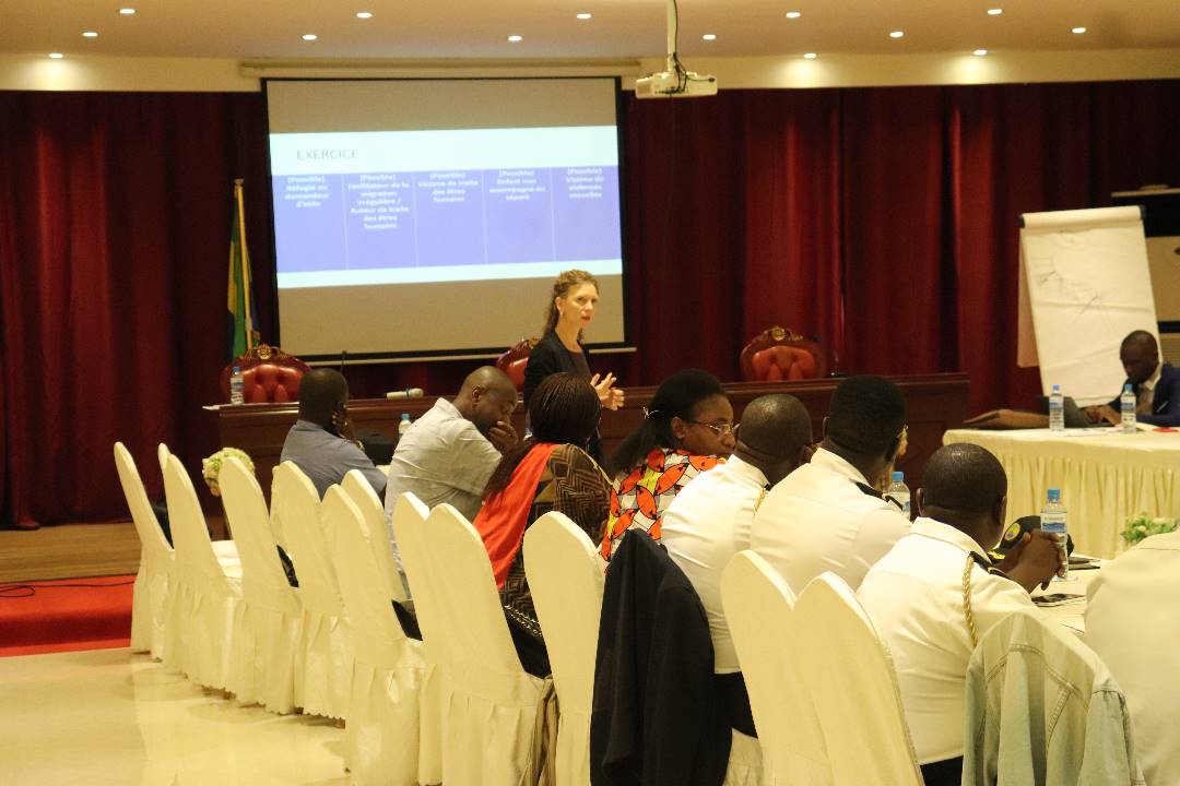 UNODC_BMB's tweet photo. @UNODC_MCP et @TIPSOM_WCA ont délivré 1e formation sur le droit de la mer et la lutte contre la traite des personnes et le trafic illicite des migrants par mer à travers la rédaction des #HSOPs au 🇬🇦 financée par l’#UE dans le cadre du #PASSMAR-ONUDC #BorderManagement https://t.co/nYV95ydv39
