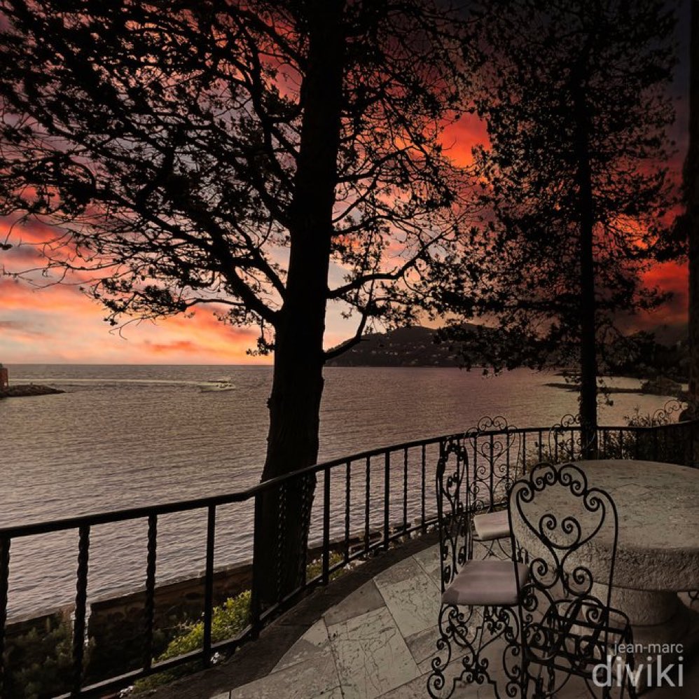 Peut-être la plus belle terrasse de La Napoule, pour admirer un ciel de feu !

#mandelieu #mandelieu_la_napoule #lanapoule #3gimmo #cotedazurfrance