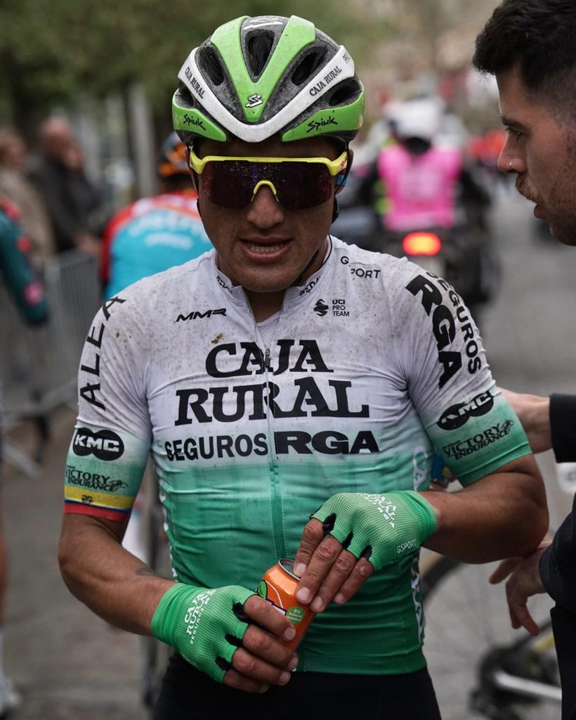 CajaRural_RGA's tweet photo. #GPIndurain Top-15 para @JeffCepedaH en una carrera muy disputada en el tramo final que se acabó llevando Ion Izagirre (COF).

#Súmatealverde 💚 https://t.co/xMQVn5rN5W