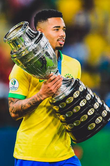 Adriano "Didico" na carreira

300 jogos
137 gols
41 assistências 
178 participações em gols em 300 jogos

Gabriel jesus 25 anos

312 jogos 
123 gols
59 assistências
182 participações em gols

Só um é considero "ruim, bagre"