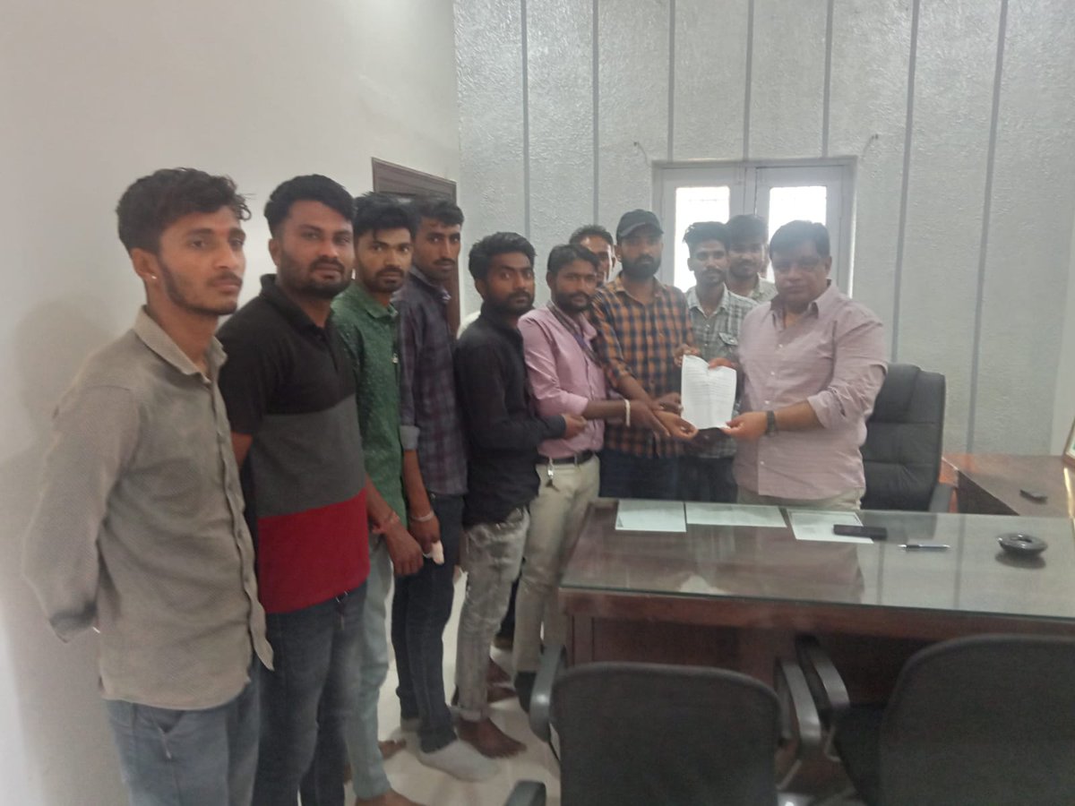 SSingh97729's tweet photo. बाली विधायक पुष्पेंद्र सिंह जी को आज भारतीय मजदूर संघ द्वारा देसूरी,सादड़ी, बाली, फालना के समस्त कर्मचारी द्वारा ज्ञापन दिया गया https://t.co/WThkIlQERU
