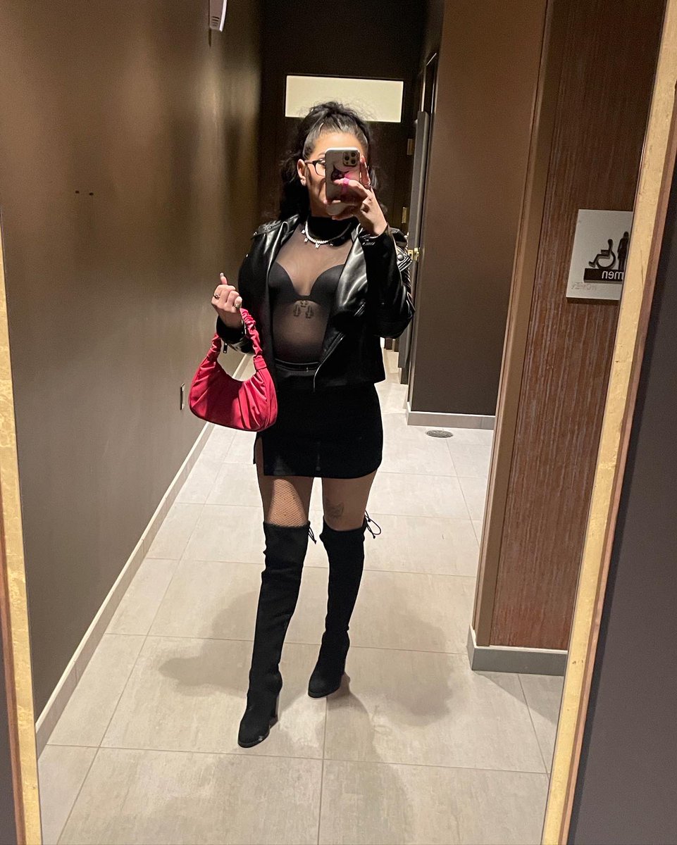 alysonicole7's tweet photo. 🖤💗 https://t.co/1pSuj9uxsQ