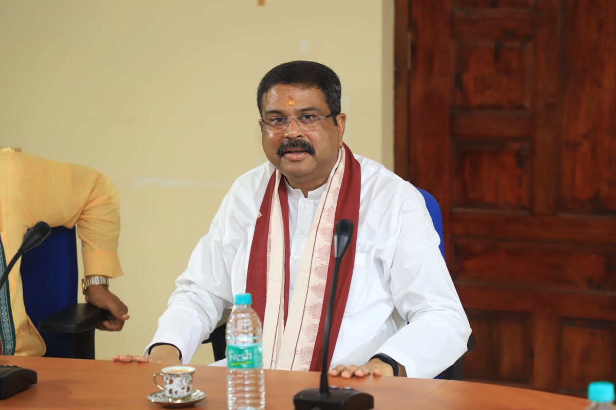 dpradhanbjp's tweet photo. ଓଡ଼ିଶା କେନ୍ଦ୍ରୀୟ ବିଶ୍ୱବିଦ୍ୟାଳୟର କର୍ତ୍ତୃପକ୍ଷ ଏବଂ ପ୍ରାଧ୍ୟାପକଙ୍କ ସହ ଅନୁଷ୍ଠିତ ସମୀକ୍ଷା ବୈଠକରେ ଯୋଗଦେଇ କୋରାପୁଟର ସ୍ଥାନୀୟ ଭାଷା ‘କୁଇ’ ଭାଷାରେ ଗବେଷଣା କରିବା ସହ ଉପଲବ୍ଧିକୁ ଛାତ୍ରଛାତ୍ରୀଙ୍କ ପାଖରେ ପହଞ୍ଚାଇବା, ଜୈବିକ ପଦ୍ଧତିରେ ହେଉଥିବା ଡାଲି, ପନିପରିବା ଓ ମିଲେଟ୍ ଚାଷ ଉପରେ ଗବେଷଣା କରିବା ଦିଗରେ ଆଲୋଚନା କଲି । https://t.co/U8GRRmSoM5