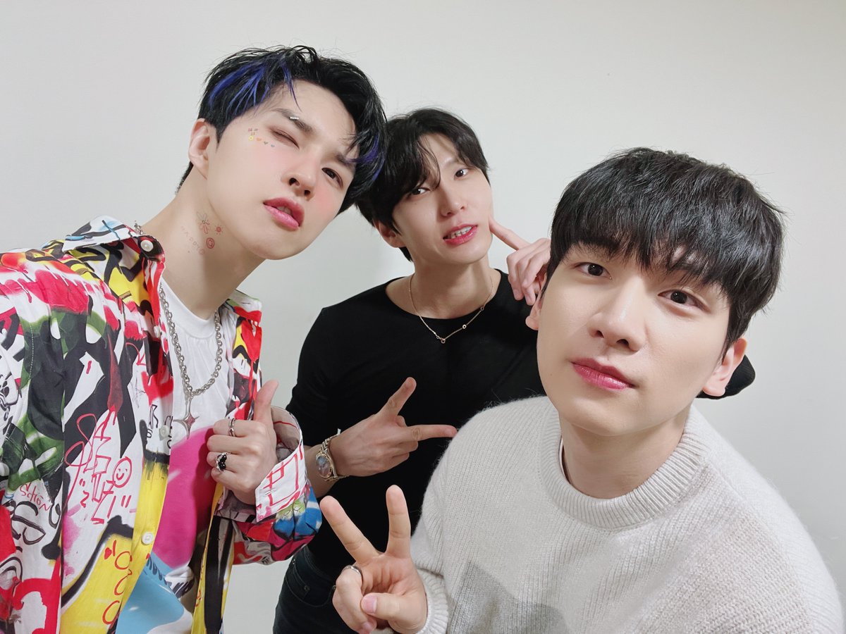 RealVIXX's tweet photo. 나는 로빅이다. 2023 HAPPY KEN DAY #쟌2뭐해? 든든한 지원군 도착💙💛 사랑스럽고 아름다운 그림이다.🫶🏻

#빅스 #VIXX
#켄 #KEN #이재환
#레오 #LEO #정택운
#혁 #HYUK #한상혁 https://t.co/n13BKMb3ke