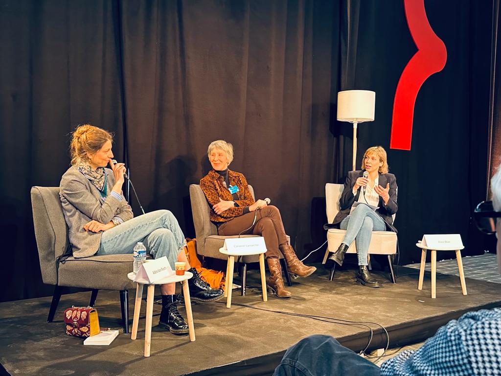 AliceDive's tweet image. Moment suspendu ce samedi midi à la @foirelivrebxl entre @AdeleVanReeth, Caroline Lamarche et leur public. #Inconsolable #Lafindesabeilles Avec @lalibrebe