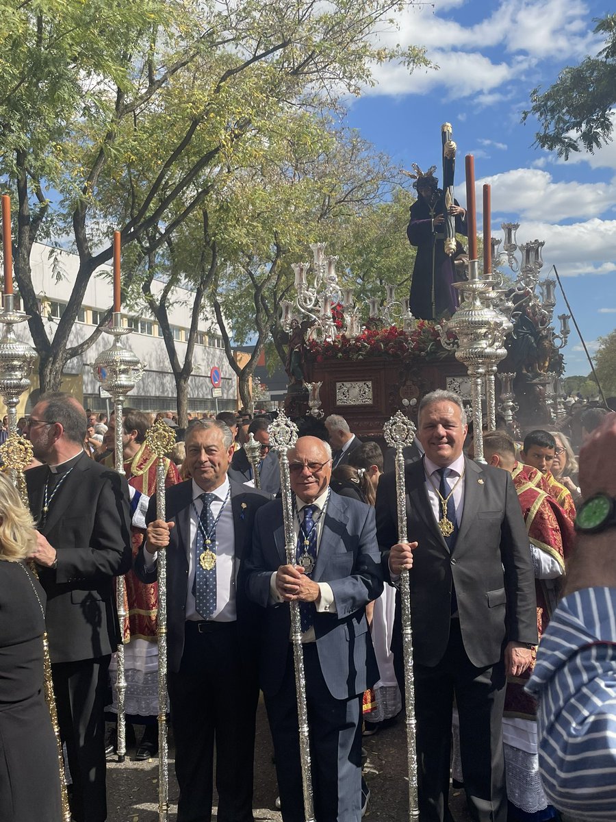 Enhorabuena a la <a href="/aphumildad/">Agrupación Parroquial Humildad</a> y a su párroco Adrián Sanabria por su primera salida procesional por mi feligresía, en especial a mi padre Pepín Casado, uno de los fundadores que con tanto trabajo, seriedad y empeño ha podido cumplir su sueño #SabadoDePasion #SSantaSevilla23