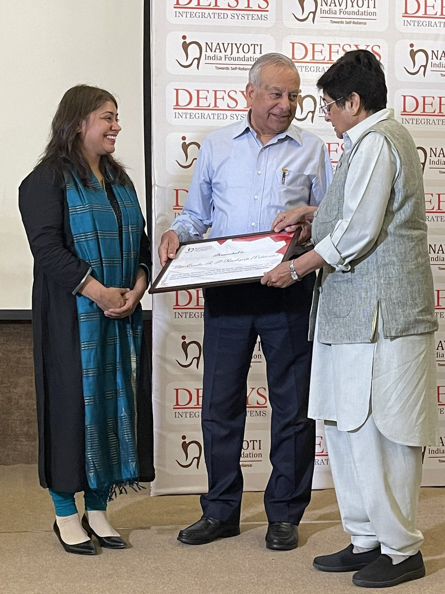 thekiranbedi's tweet photo. Convocation for resilient #rural #entrepreneurs benefitted under Navjyoti-Defsys #Incubation Centre for Entrepreneurship and the launch of our annual 'Souvenir’ @Chandni_Bedi @BediUjala #DEFSYS @NITIAayog @smritiirani https://t.co/b1pAjvJeB2
