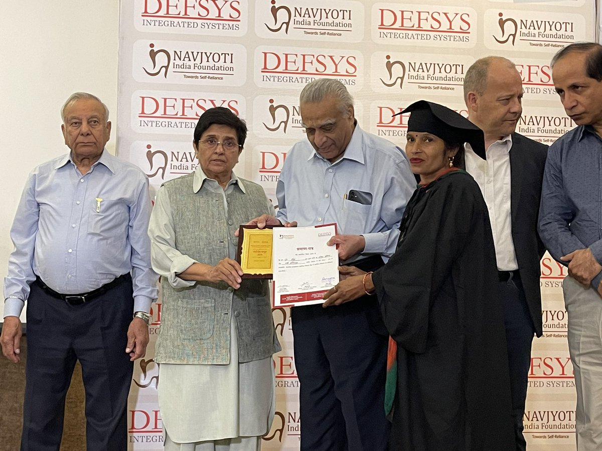 thekiranbedi's tweet photo. Convocation for resilient #rural #entrepreneurs benefitted under Navjyoti-Defsys #Incubation Centre for Entrepreneurship and the launch of our annual 'Souvenir’ @Chandni_Bedi @BediUjala #DEFSYS @NITIAayog @smritiirani https://t.co/b1pAjvJeB2