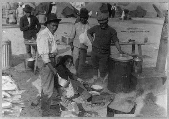 ReidezelM's tweet photo. LA REVOLUCIÓN Y EL SAQUEO DE LOS BIENES DE MÉXICO.

A pesar de la hambruna que sufría la población mexicana en 1915, los líderes revolucionarios, particularmente Francisco Villa, exportaban diariamente a Estados Unidos, millones de toneladas de grano, alimentos y ganado, confiscadas para solventar su lucha fratricida.

Un porcentaje de las ganancias era utilizado para obtener armas y pertrechos, y otra parte terminaba en las cuentas bancarias de los caudillos de la Revolución. Estos números reflejan sólo una mínima parte del inmenso daño material sufrido por nuestro país.

Los datos oficiales provienen de la aduana de El Paso, Texas, de los derechos cobrados por los productos importados de México, en un periodo de 18 meses (1 de noviembre de 1913 al 1 de mayo de 1915), cuando Francisco Villa dominaba el norte del país. 

Según los libros de registro entraron por la aduana de El Paso 2,308 furgones de ferrocarril cargados con ganado vacuno (92,320 reses), más 112,967 reses que cruzaron a pie, haciendo un total de 205 mil cabezas de ganado vacuno exportado, casi 11,400 por mes. Cada cabeza de ganado costaba 35 dólares, por lo que el valor del ganado importado ascendió a más de siete millones de dólares. Sin tomar en cuenta el número de reses introducidas ilegalmente. 
Por la aduana de El Paso también cruzaron 10,432 toneladas de azúcar, 19,504 toneladas de frijol, 3,175 toneladas de tomate; las cifras para el maíz, el trigo y la papa eran igualmente elevadas. 

Asimismo, se tiene el registro de la salida de 573 furgones con barras de oro y de plata; 1,908 con metales preciosos para beneficiar, 272 vagones con cueros de res y 1,632 con algodón, sin contar, por supuesto, lo introducido por contrabando. Las ganancias por la exportación de algodón ascendían a 2,264,000 dólares, a dos mil por furgón.

Woodrow Wilson levantó el embargo de armas que el presidente Taft había impuesto a México, y a partir de entonces, una enorme cantidad de material de guerra cruzó la frontera para armar a los ejércitos rebeldes. El periodista estadounidense Raymond G. Carroll dio a conocer una lista del Departamento de Guerra de Estados Unidos, en la cual se reportó que, entre febrero de 1913 y marzo de 1915, solo por la aduana de Ciudad Juárez ingresaron nuestro país 72,912 rifles (Winchester, Remington, Springfield de varios calibres), 2,381 carabinas, revólveres, fusiles y sables; 69 ametralladoras (Colt, Hotchkins y Gattling), 10 cañones de tiro rápido de varias clases, 12 cañones de otros sistemas, 34 millones, 808,186 cartuchos de varias clases para rifles, 742,350 cartuchos para revolveres de varias clases y 14,900 municiones para artillería de campaña de diferentes clases. Sin embargo, se ha calculado que de manera clandestina han pasado por la frontera de Juárez otros 50 mil rifles, más de 40 cañones y casi 50 millones de cartuchos. 

Pero, como se había mencionado, no todo lo extraído de México volvía convertido en elementos de guerra; una parte de las ganancias se quedaba en los bancos de El Paso o convertidas en magníficas propiedades. El periodista Victor David Delgado denunció que los hermanos del extinto presidente Madero compraron terrenos en el estado de California, depositaron fuertes cantidades de efectivo en varias cuentas bancarias y vivieron con gran lujo y holgura. Hipólito Villa, un simple lechero hasta 1910, poseía en El Paso muchas fincas y hermosas quintas en la zona más exclusiva de la ciudad. Francisco Villa poseía una fortuna de millones de dólares, y sus jefes de varios miles de dólares.

Mientras tanto, en ciudades como Chihuahua o Torreón la escasez era agobiante. La señora F. T. Anderson, vecina de El Paso y que había viajado a la capital del estado de Chihuahua, aseguró: 👇👇