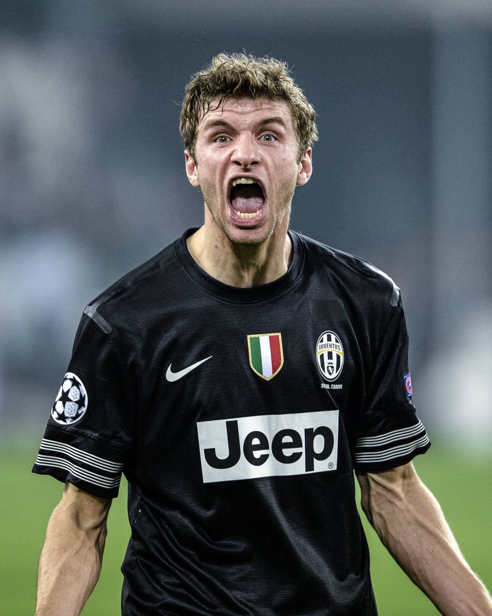 🧵 THREAD: Players wearing kits that were actually not April Fools 🤪 Thomas Müller - Juventus ⚪⚫