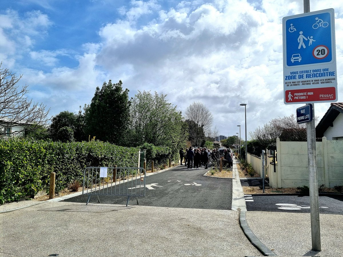 ➡️ Partage de la route entre piétons, cyclistes et voitures, conservation du stationnement et du double sens, végétalisation de l'espace.
#Pessac