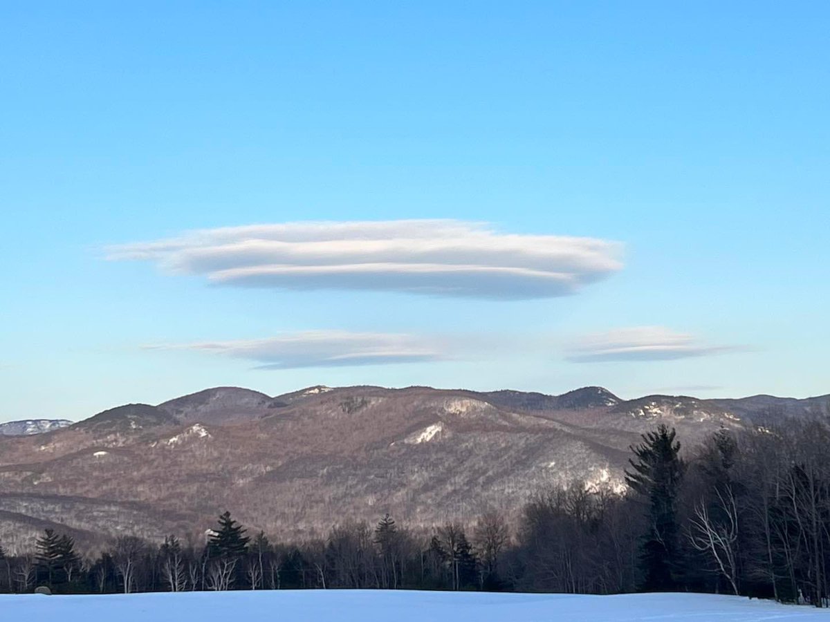 Good morning, #Adirondacks!
Lenticular Clouds over the Jay Range
📷 Jenn Marshall