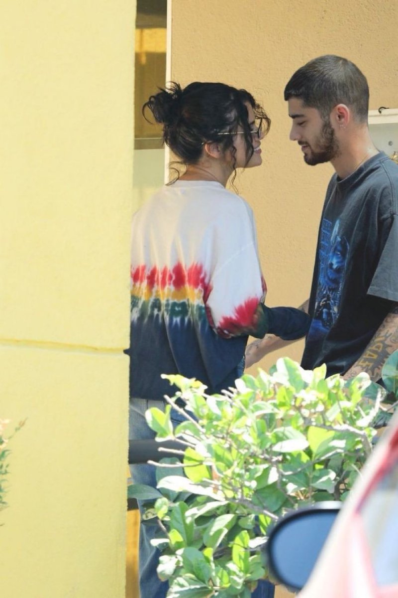 souvenirtities's tweet photo. SELENA GOMEZ WAS SEEN OUTSIDE ZAYN MALIKS HOUSE THEY LOOK SO CUTE TOGETHER https://t.co/w8lgN9rz3z