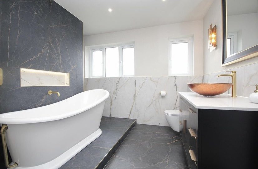 Fantastic project by @Frintonkitchens featuring our Gloss White Slipper Bath!

**In Stock**

#slipperbaths #bayswaterbathrooms