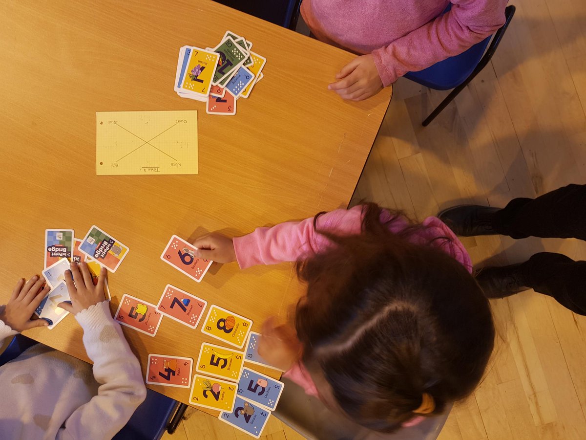 Bountydublin's tweet photo. 1ère Semaine du Festival de Maths au Lycée Français International Samuel Beckett. Initiation au Bridge♥️♣️♦️♠️ à destination des élèves du primaire et du secondaire par Michel Gouy. Petits et grands étaient ravis. Merci !🙏@FF_Bridge @aefeinfo @lfidublin #maths https://t.co/xDydL1T10j