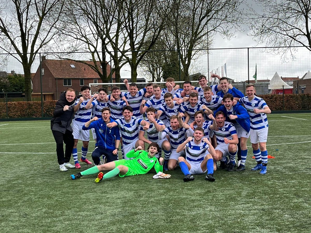 SV_Spakenburg's tweet photo. CHAMPIONS | Het vijfde van Spakenburg is KAMPIOEN! 

Na de 4-2 overwinning van vandaag was de titel binnen. Ongeslagen en alles gewonnen! Met recht The Invincibles! 

Van harte gefeliciteerd met deze Tour de Force en het kampioenschap! 

Geniet van het feestje! 💪🏼💙🤍🤙🏼 https://t.co/hkhaNngyfG