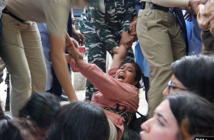 anjali__27's tweet photo. Where was the police when men scaled the walls of IP?
Why CRPF, police deployed for detaining women demanding justice?

Delhi Police has shown its ugliest face inside IPCW and at Arts Faculty. Leave our campus now! 

#justiceforipstudents https://t.co/lGs6uM4d99