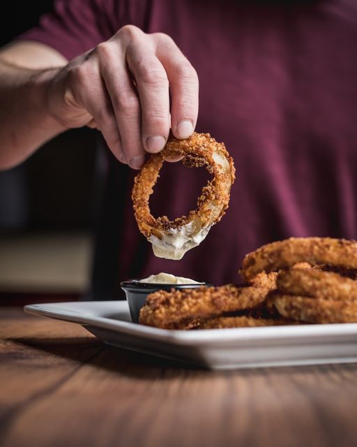 There are two types of people...
Those who share their onion rings - and those who say get your hands off my onion rings.
Which one are you?

#spokane #spokanewa #spokanegram #friedfood #onionrings #footballfood #footballsnacks #snackonsnacks #veganfood #barfood