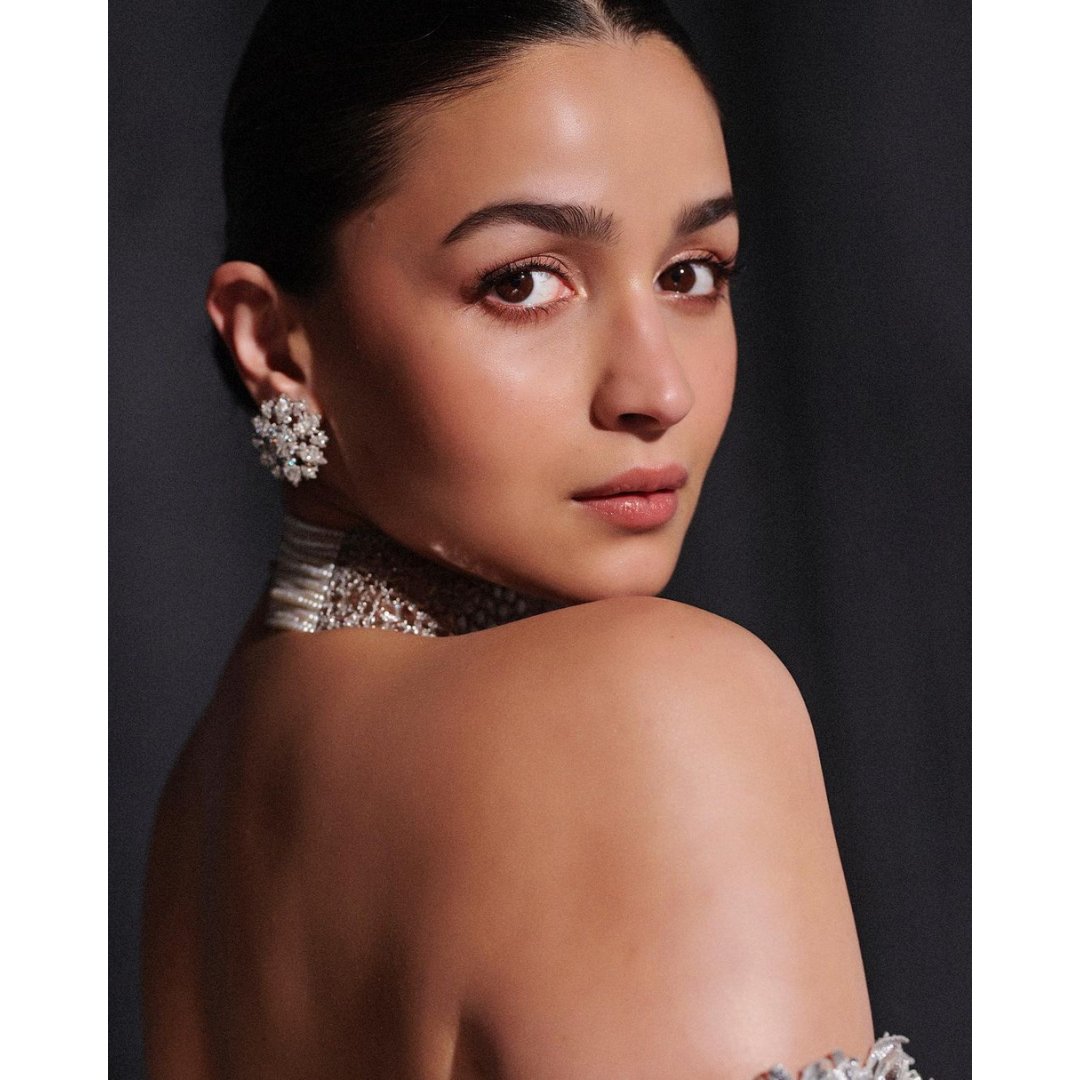 provoke_social's tweet photo. Alia Bhatt stuns in a sparkling silver saree at the opening of the Nita Mukesh Ambani Cultural Centre in Mumbai

#aliabhatt #love #instagram #nmacc #instamood #instgood #provokelifestyle #provokemagazine #stayprovoked #stunning #gorgeous #stunning https://t.co/aANXSt2FQF