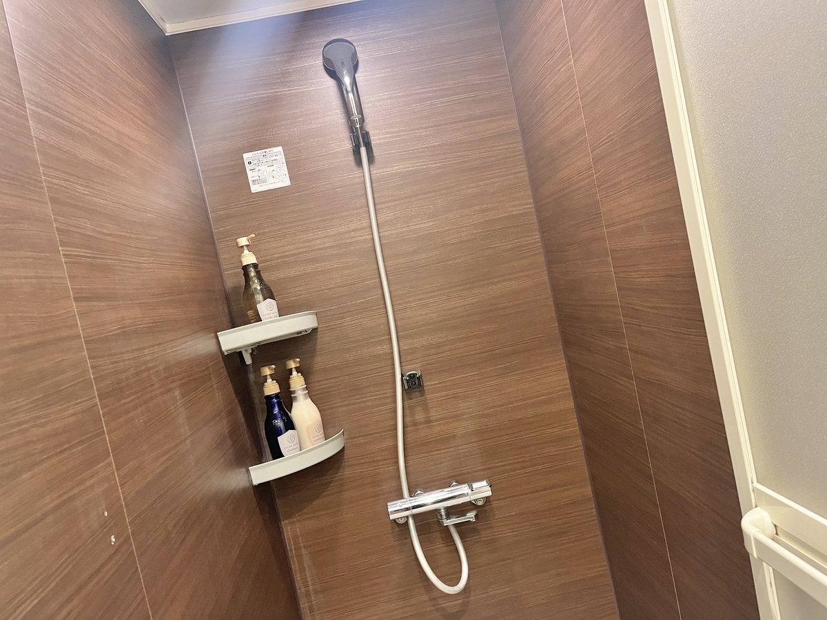 cvsbayhotel's tweet photo. 当ホテルのユニットルームのご紹介です✨
女性専用で安心❤️お手洗いとシャワールームは共用です！また、ユニット内にテレビもございますのでゆったりしていただけます📺
お安くご宿泊されたい女性の方！この機会に是非ご利用ください🍎

#cvsbayhotel #市川塩浜 #ホテル #全国旅行支援 #カプセルルーム https://t.co/EA60uYF5HI