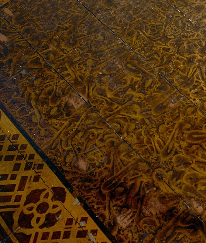 fakehistoryhunt's tweet image. See this peculiar pattern on this 19th century floor?
It&apos;s supposed to look a bit like marmer but is just painted wood with FOOT PRINTS.
Yes, to achieve this look they had people, often children, just walk on the wet paint with their bare feet!
kennis.cultureelerfgoed.nl/index.php/Imit…

🧵