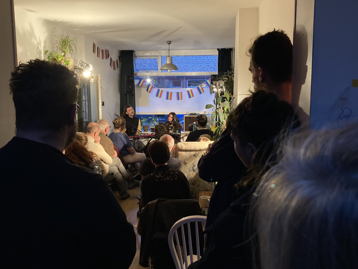 Dank <a href="/RoosBlufpand/">Roos Blufpand</a> en #HuizeLucas voor twee ultiem mooie concerten in de intieme setting van de huiskamer van Marcel en Nikki <a href="/hkconcerten0182/">Huiskamerconcerten</a> 
Enorm genoten 🤘🏻💜🤘🏻