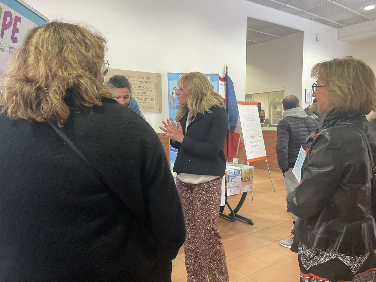 ATaquillain's tweet image. Tour du marché de Bécon, lieu emblématique de notre belle ville ! Merci aux bénévoles de la #LIPE et de la #PEEP pour leur accueil aux portes ouvertes des lycées Paul Lapie et Lucie Aubrac ! 

#Courbevoie