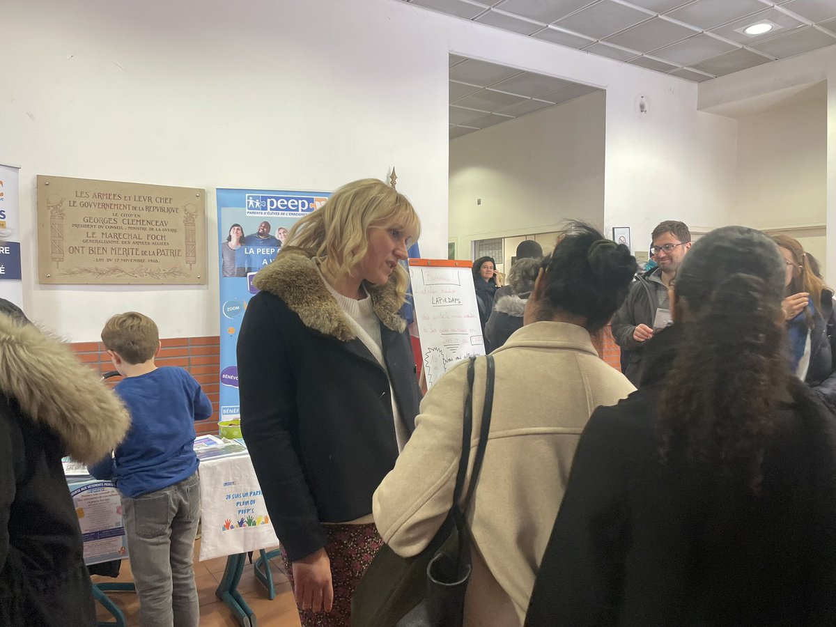 ATaquillain's tweet image. Tour du marché de Bécon, lieu emblématique de notre belle ville ! Merci aux bénévoles de la #LIPE et de la #PEEP pour leur accueil aux portes ouvertes des lycées Paul Lapie et Lucie Aubrac ! 

#Courbevoie