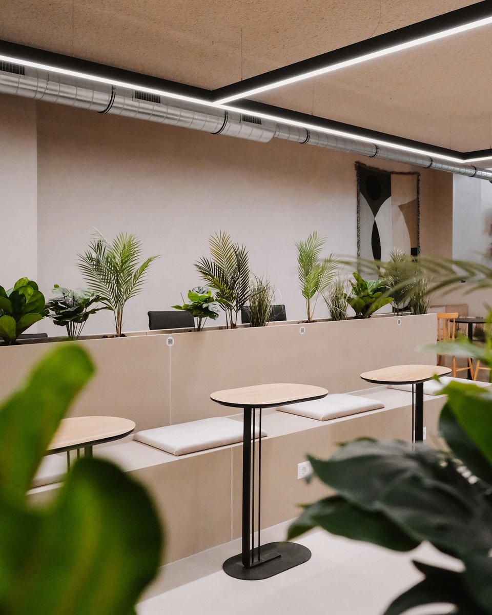 Workcafe in Heerhugowaard. Dit is dé werk- en ontmoetingsplek van kop Noord-Holland. Naast werkplekken vind je hier ook een hippe koffiezaak die de ruimte omtovert tot een plek waar je niet alleen komt om te werken, maar ook om gelijkgestemden te ontmoeten. 🧑‍💻☕️