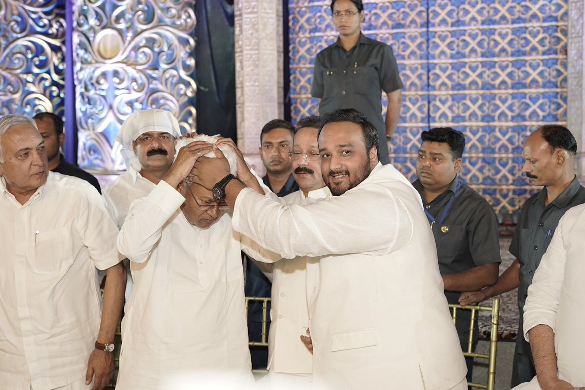 zeeshanBabaS's tweet photo. बिहार के माननीय मुख्य मंत्री श्री नीतीश कुमार जी का पटना में हमारे इफ़्तार में स्वागत करते हुए। https://t.co/uw05gphf1B