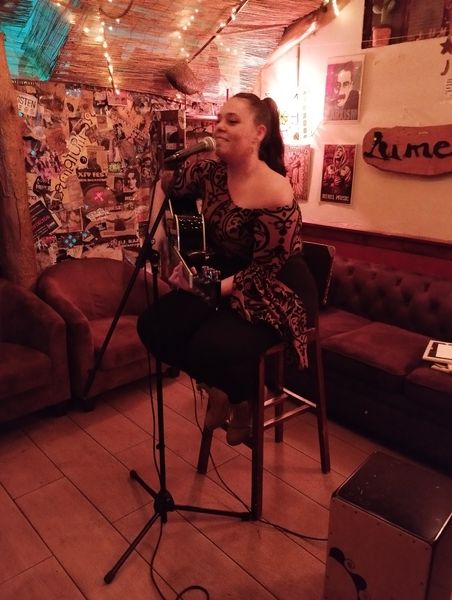 Segunda finalista do Slam Poetry Carral, Alba Rodríguez García, estudante do IES David Buján de Cambre. E tivemos máis grandes: Luz Fandiño e Sheila Patricia #slampoetry #aeclacrar